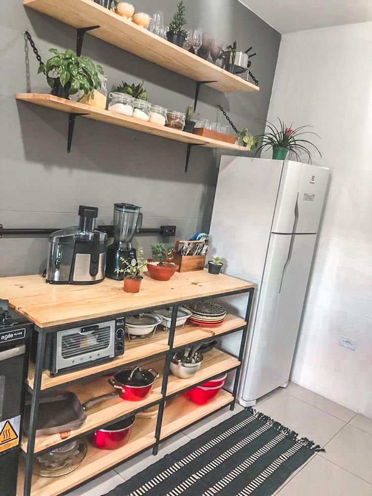 Estantería rústica para cocina bien organizada