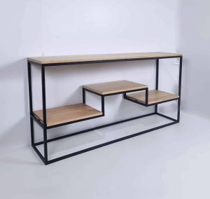 Estantería moderna con estructura metálica negra y tres estantes de madera claros en diversos niveles, diseño minimalista ideal para decoración contemporánea.