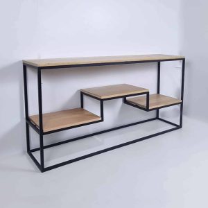 Estantería moderna con estructura metálica negra y tres estantes de madera claros en diversos niveles, diseño minimalista ideal para decoración contemporánea.