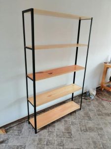 Estante alto de madera clara con cinco baldas y estructura metálica negra. Diseño minimalista ideal para almacenamiento y decoración en espacios modernos.