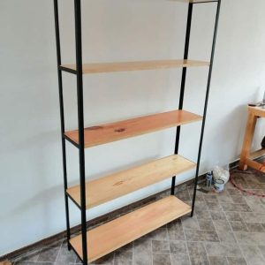 Estante alto de madera clara con cinco baldas y estructura metálica negra. Diseño minimalista ideal para almacenamiento y decoración en espacios modernos.