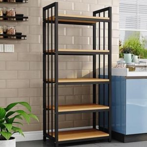 Estantería alta de metal negro con cinco repisas de madera clara, ideal para almacenamiento y organización en espacios interiores modernos.