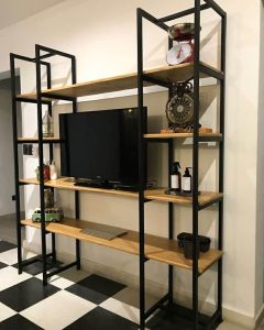 Estantería de metal negro con cinco repisas de madera. Diseño contemporáneo y funcional, ideal para almacenar objetos y decorar espacios modernos.