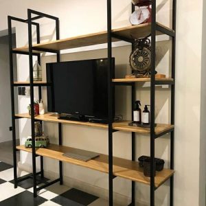 Estantería de metal negro con cinco repisas de madera. Diseño contemporáneo y funcional, ideal para almacenar objetos y decorar espacios modernos.