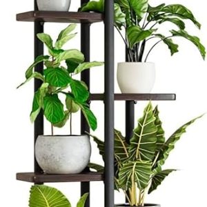 Estantería alta de madera con seis niveles, cada uno sosteniendo macetas con plantas verdes. Diseño minimalista y moderno, ideal para decoración interior.