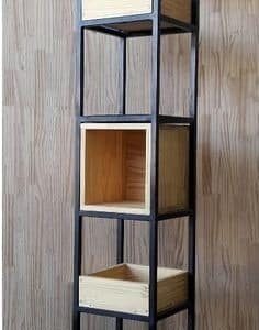 Estantería alta y estrecha con estructura de metal negro y cubos de madera natural apilados para almacenaje. Diseño moderno e industrial, ideal para decoración de interiores minimalistas.