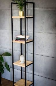 Estantería moderna de metal negro y madera clara, con cinco niveles, ideal para decoración minimalista y almacenamiento de libros y plantas.