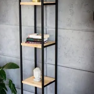 Estantería moderna de metal negro y madera clara, con cinco niveles, ideal para decoración minimalista y almacenamiento de libros y plantas.
