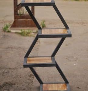 Estantería zigzag con cuatro niveles de madera y estructura metálica negra, ideal para exhibir libros o decoraciones. Diseño moderno y minimalista al aire libre.