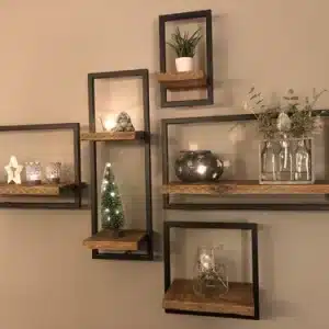 Estantes de pared geométricos en madera y metal, decorados con plantas y adornos.