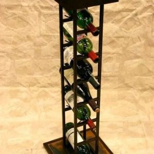 Torre metálica de vino con estructura cuadrada, que sostiene varias botellas en posición horizontal. Diseño elegante y moderno ideal para exhibir vinos en espacios reducidos.