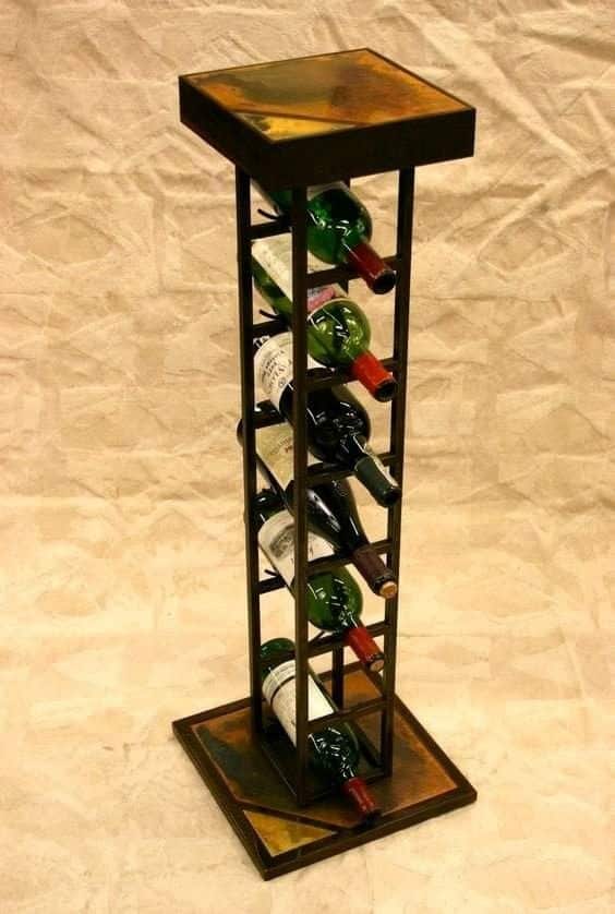 Torre metálica de vino con estructura cuadrada, que sostiene varias botellas en posición horizontal. Diseño elegante y moderno ideal para exhibir vinos en espacios reducidos.