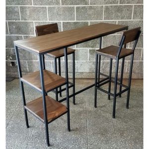 Juego de mesa alta y dos sillas con estructura de metal negro y superficies de madera. Diseño industrial minimalista ideal para bares o cocinas modernas.