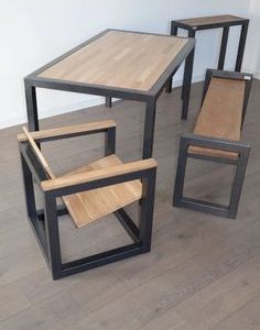 Juego de mesa y sillas con diseño moderno, estructura metálica negra y superficie de madera clara.
