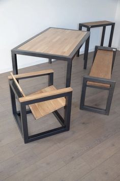 Juego de mesa y sillas con diseño moderno, estructura metálica negra y superficie de madera clara.