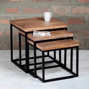 Conjunto de mesas nido de estilo industrial con tablero de madera y estructura metálica negra. Perfectas para espacios modernos y funcionales.