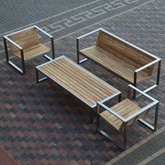 Conjunto de muebles de exterior con estructura de metal y tablones de madera. Incluye sofá, sillón y mesa baja, ubicados sobre pavimento adoquinado. Estilo moderno y minimalista.