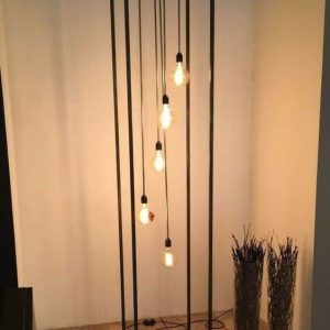 Lámpara de pie moderna con estructura metálica rectangular y bombillas colgantes expuestas en un diseño industrial, ideal para la decoración contemporánea.