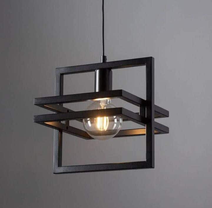 Lámpara colgante con diseño geométrico en forma de cubo, color negro, con bombilla expuesta en el centro. Estilo moderno y minimalista, ideal para interiores contemporáneos.