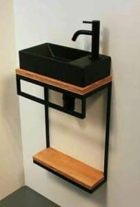 Lavabo moderno negro de diseño minimalista con base de madera y estructura metálica negra. Incluye grifo superior y estante inferior para almacenamiento, perfecto para baños contemporáneos.