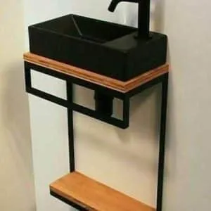 Lavabo moderno negro de diseño minimalista con base de madera y estructura metálica negra. Incluye grifo superior y estante inferior para almacenamiento, perfecto para baños contemporáneos.