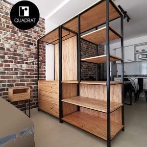 Estantería modular de madera con estructura metálica negra, que combina varios estantes abiertos y cajones en un diseño moderno y funcional. Ideal para almacenaje en interiores.