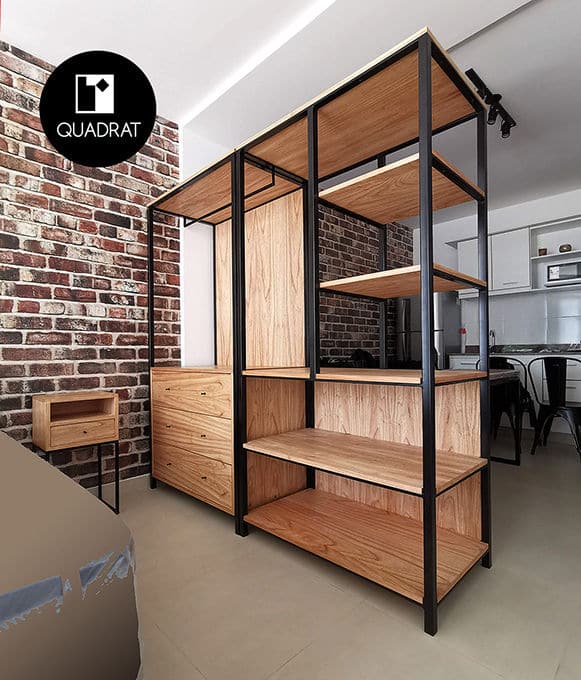 Estantería modular de madera con estructura metálica negra, que combina varios estantes abiertos y cajones en un diseño moderno y funcional. Ideal para almacenaje en interiores.