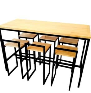 Mesa alta de madera con estructura metálica negra, acompañada de seis taburetes a juego, ideal para cocinas modernas o comedores de estilo industrial.