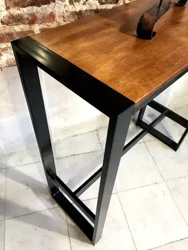 Mesa alta robusta para recibidores con estilo.