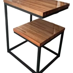 Mesa auxiliar moderna con estructura metálica negra y superficie de madera pulida. Diseño minimalista con líneas rectas y funcionalidad versátil para el hogar u oficina.
