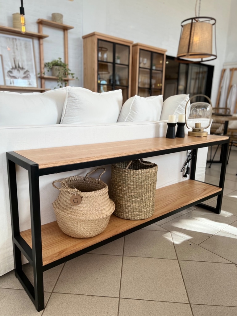 Mesa consola de madera con marco metálico negro, dos niveles, decorada con cestas tejidas. Diseño minimalista ideal para sala de estar moderna.