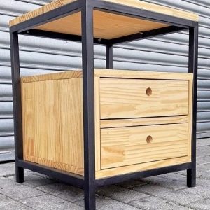 Mesa auxiliar de madera con estructura de metal negro, dos cajones y estante superior. Diseño moderno y minimalista, ideal para sala de estar o dormitorio.