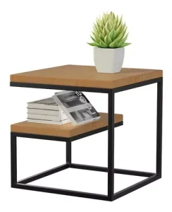 Mesa auxiliar moderna de dos niveles, con estructura de metal negro y superficie de madera clara. Diseño cuadrado, ideal para sala de estar.