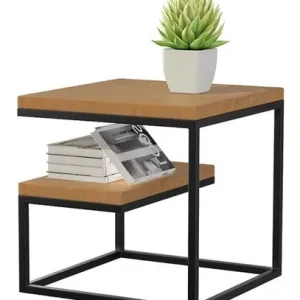 Mesa auxiliar moderna de dos niveles, con estructura de metal negro y superficie de madera clara. Diseño cuadrado, ideal para sala de estar.