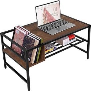 Mesa de centro de madera y metal con estantes integrados. Diseño industrial, con espacio para libros y una superficie para computadora portátil.