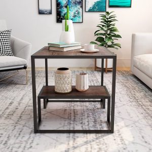 Mesa auxiliar de diseño moderno con estructura metálica negra y superficie de madera. Cuenta con un estante inferior para almacenamiento adicional. Perfecta para decorar salones.