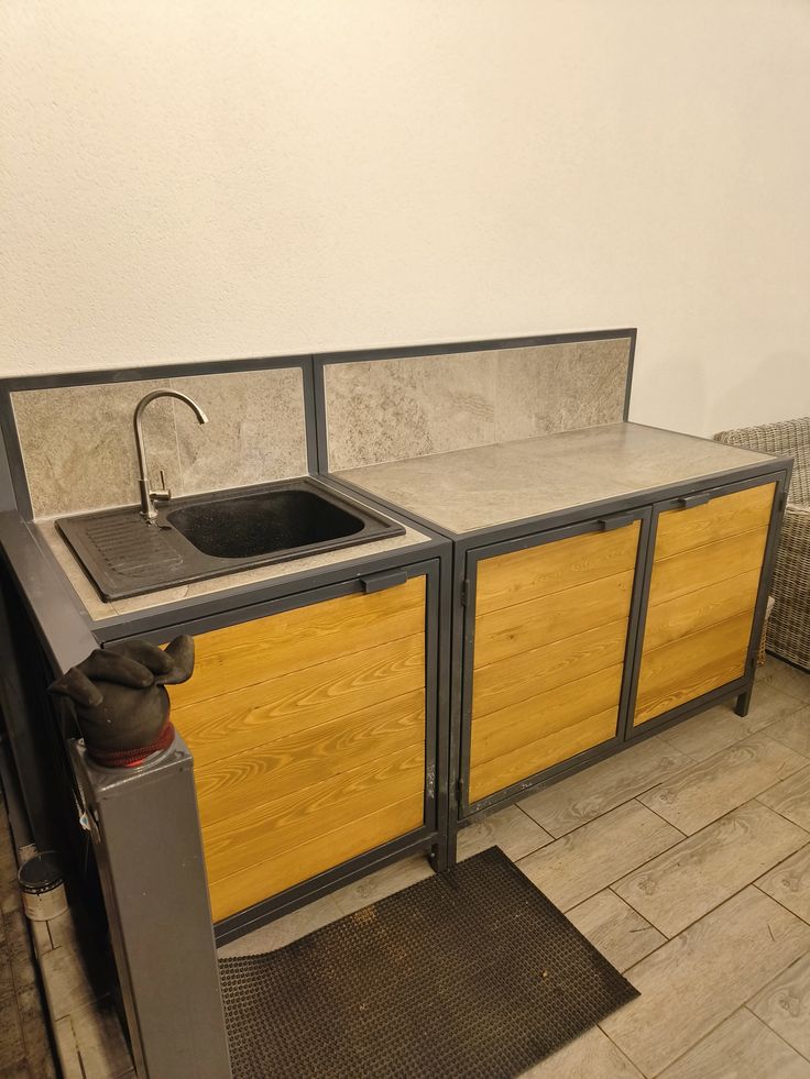 Mesa auxiliar robusta con lavabo incorporado.