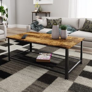 Mesa de centro de estilo industrial con superficie de madera rústica y estructura metálica negra. Incluye estante inferior de rejilla para almacenamiento. Ideal para salones modernos.