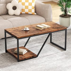 Mesa de centro moderna con tablero de madera rústica y estructura metálica negra. Incluye un estante inferior para almacenamiento adicional.