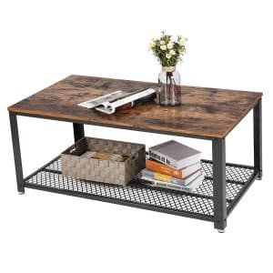 Mesa de centro rectangular con tablero de madera oscura y patas metálicas negras. Incluye estante inferior de rejilla metálica para almacenamiento. Ideal para decoración moderna.