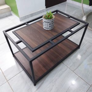 Mesa de centro moderna con superficie de madera oscura y estructura de metal negro. Diseño minimalista con dos niveles de almacenamiento. Ideal para salas contemporáneas.