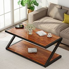 Mesa de centro moderna con tablero de madera pulida y estructura metálica en forma de Z, incluye un estante inferior. Ideal para decoración contemporánea en salas de estar.