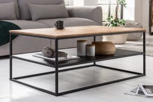 Mesa de centro moderna con superficie de madera clara y estructura de metal negro. Incluye un estante inferior para almacenamiento. Diseño minimalista y funcional.