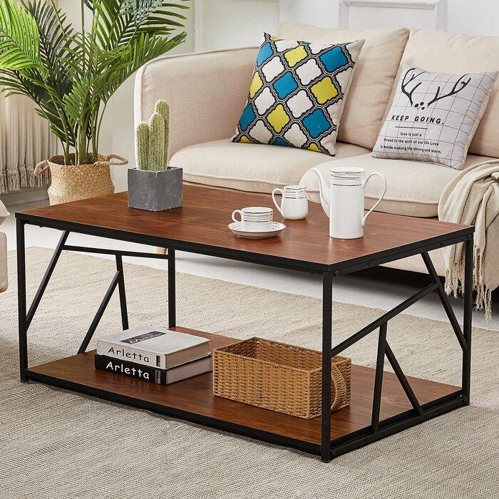 Mesa de centro rectangular de madera con estructura metálica negra. Dispone de un estante inferior para almacenamiento. Diseño moderno ideal para salas de estar.