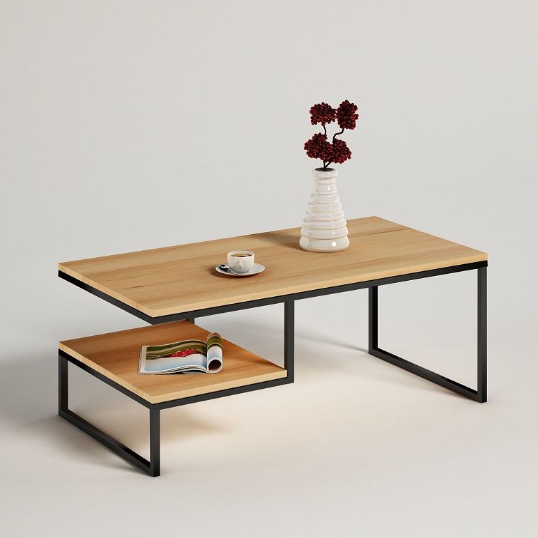 Mesa de centro moderna de madera clara con estructura metálica negra, incluye estante inferior asimétrico para almacenamiento. Diseño minimalista y funcional.