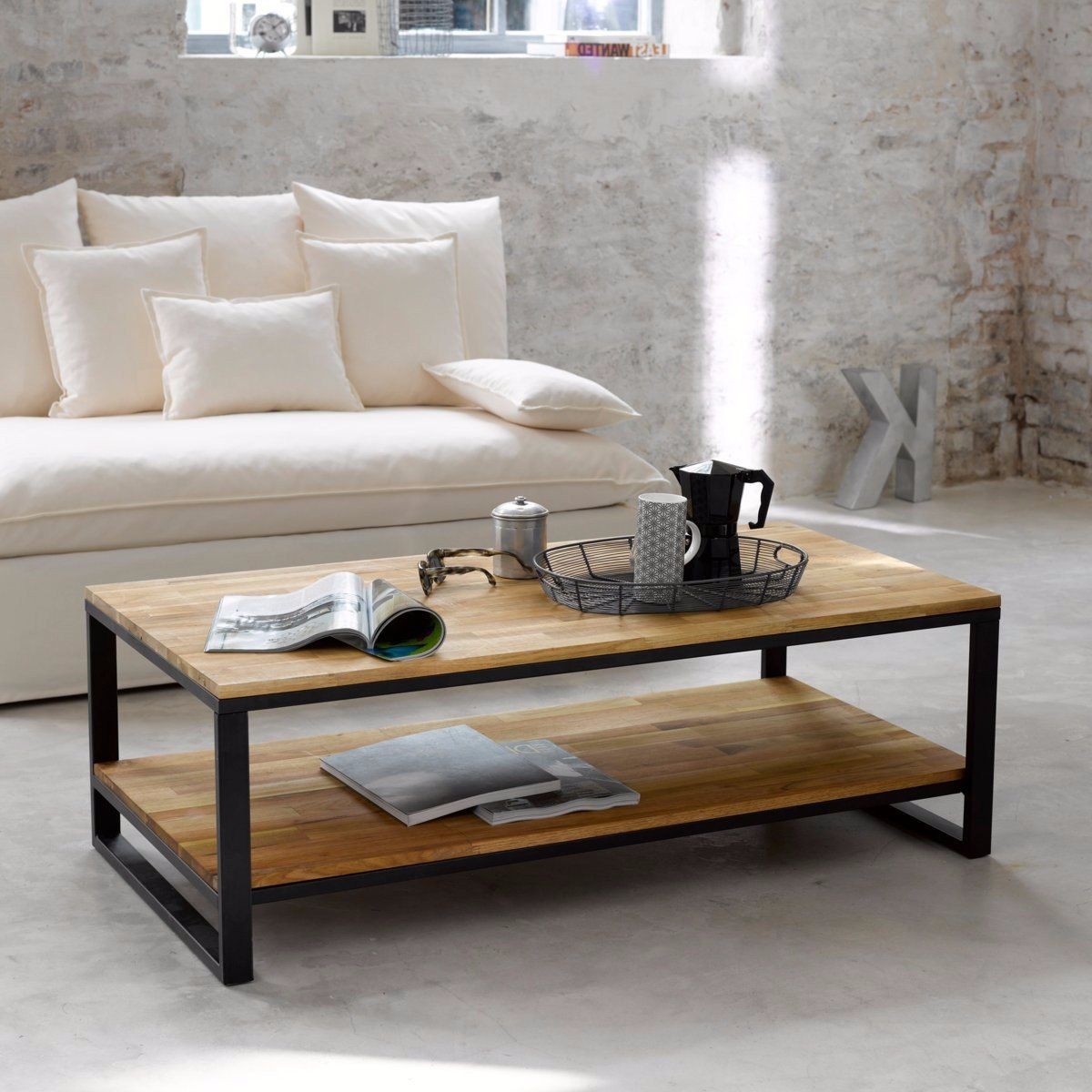 Mesa de centro moderna con estructura de metal negro y superficie de madera clara. Incluye un estante inferior para almacenamiento adicional. Ideal para espacios contemporáneos.