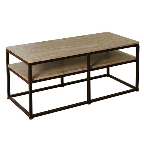 Mesa de centro rectangular con estructura metálica negra y superficies de madera clara. Diseño de dos niveles, ideal para almacenamiento y decoración en espacios modernos.