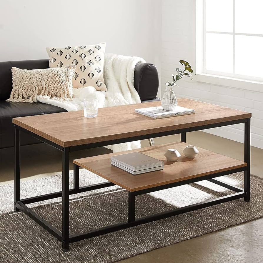 Mesa de centro moderna con estructura metálica negra y tablero de madera clara, diseño de dos niveles, ideal para salones contemporáneos.