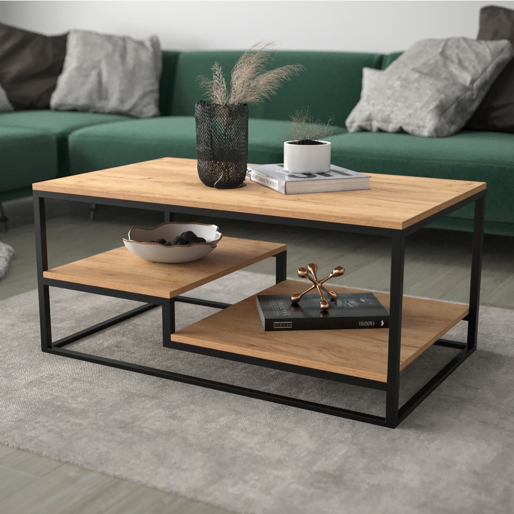 Mesa de centro moderna con tablero de madera clara y estructura metálica negra, incluye estantes asimétricos, ideal para salones contemporáneos.