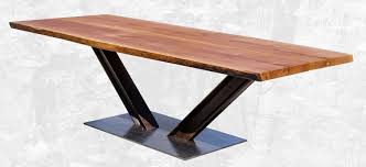 Mesa de hierro y madera con diseño único elegante